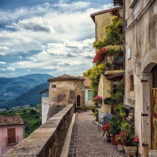 Εσύ θα μετακόμιζες στον ιταλικό νότο αν σου υπόσχονταν 700 ευρώ τον μήνα;