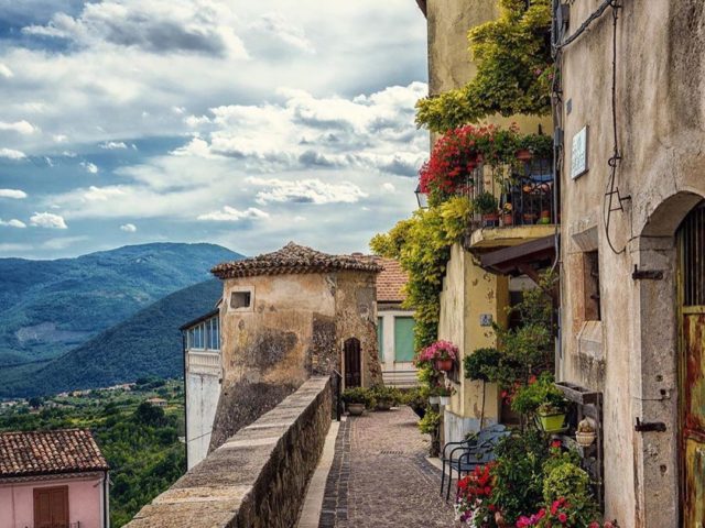 Εσύ θα μετακόμιζες στον ιταλικό νότο αν σου υπόσχονταν 700 ευρώ τον μήνα;