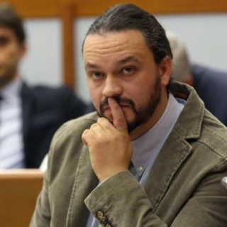 Ιταλία: Ο δήμαρχος της Φεράρα παραγγέλνει Εσταυρωμένους για τις σχολικές τάξεις και αφαιρεί τα παγκάκια από τα πάρκα για τους αστέγους