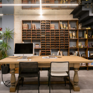 Ένα ανατρεπτικό κατάστημα οπτικών στο κέντρο της Αθήνας είναι υποψήφιο για ένα διεθνές βραβείο design