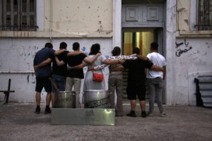 Η Mano Aperta είναι ένα κινητό εστιατόριο που προσφέρει 4.500 μερίδες φαΐ το μήνα σε αυτούς που το έχουν ανάγκη