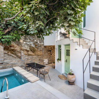 Ίσως αυτή είναι η πιο εξωστρεφής μικρή και εσωτερική αυλή της Άνδρου