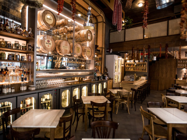 Ο ανανεωμένος Senios είναι ένα παραδοσιακό ελληνικό καφενείο, ένα μεζεδοπωλείο με τα όλα του