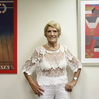 Η κεφαλονίτισσα Αναστασία Γερολυμάτου, 82 ετών, είναι η γηραιότερη ενεργή σέρφερ στον κόσμο