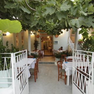 Σε μια μονοκατοικία στο Μοσχάτο, τα Κανάρια τηγανίζουν εδώ και δεκαετίες την πιο φρέσκια γαρίδα