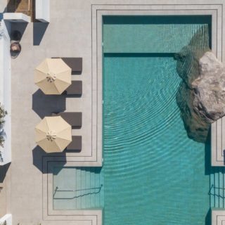 Αυτό είναι ένα μόνο εντυπωσιακό κομμάτι του Parilio που είναι εμπνευσμένο από το απογυμνωμένο μεγαλείο της κυκλαδίτικης αρχιτεκτονικής