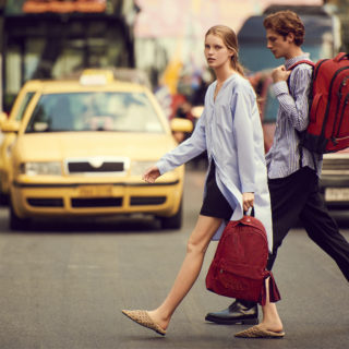 Το σακίδιο δεν είναι μόνο για τους μαθητές. Το φορούν από το πρωί μέχρι το βράδυ οι πιο κουλ τύποι