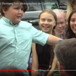 Αυτό το νεαρό αγόρι προσπάθησε πολύ γλυκά να προστατέψει την Greta Thunberg από τους φωτογράφους [VIDEO]