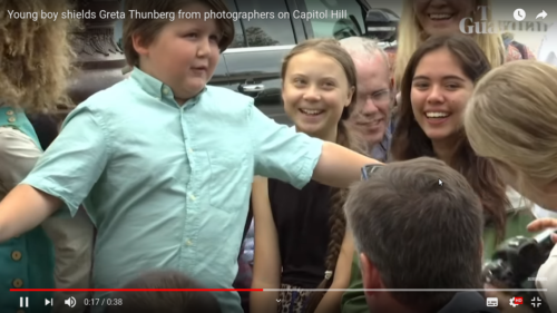 Αυτό το νεαρό αγόρι προσπάθησε πολύ γλυκά να προστατέψει την Greta Thunberg από τους φωτογράφους [VIDEO]