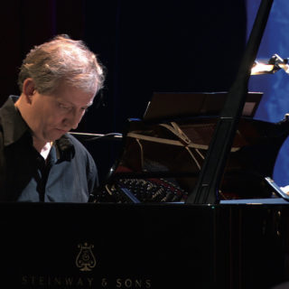 10 λόγοι που δεν πρέπει να χάσουμε την εμφάνιση του Wim Mertens στην Τεχνόπολη