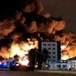 Μεγάλη πυρκαγιά σε εξέλιξη σε χημικό εργοστάσιο στη Ρουέν