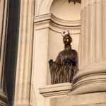 Τέσσερις γλυπτές Αφρικανές στην πρόσοψη του MET στη Νέα Υόρκη