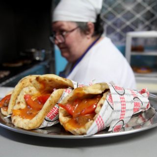 Για Σουβλάκι (και Πιροσκί) στις «Ρωσίδες», στο Πιο Νόστιμο Μυστικό Της Καλλιθέας