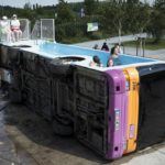 Πώς ένα τουμπαρισμένο λεωφορείο μετατράπηκε σε πισίνα;