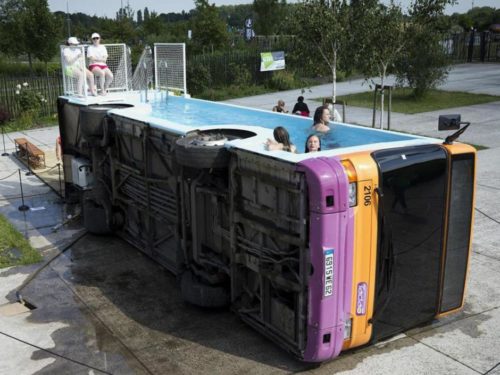 Πώς ένα τουμπαρισμένο λεωφορείο μετατράπηκε σε πισίνα;