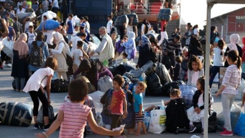 Στο λιμάνι της Θεσσαλονίκης το δεύτερο πλοίο με πρόσφυγες και μετανάστες από τη Λέσβο