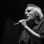 Τα νέα του Γιάννη Αγγελάκα δεν θα ακούγονται αλλά θα διαβάζονται