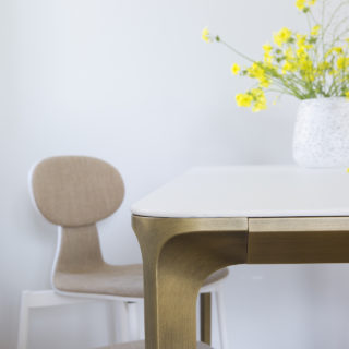 Μια κατοικία στην Αίγινα συγκεντρώνει μέσα της τη σύγχρονη μεσογειακή αισθητική