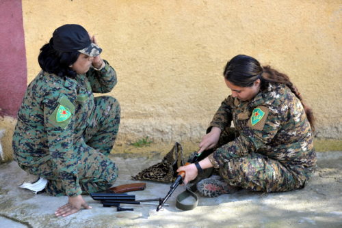 «Το να σταματήσουμε τον Ερντογάν για εμάς ισοδυναμεί με την προάσπιση της δημοκρατίας», δηλώνει μία από τις πιο σημαντικές γυναίκες-μαχήτριες των Κούρδων