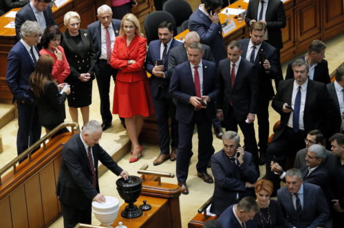 Ρουμανία: Η σοσιαλδημοκρατική κυβέρνηση ανατράπηκε από το κοινοβούλιο
