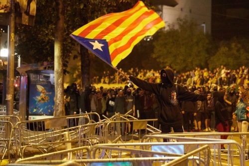Ισπανία: Η αστυνομία εκκένωσε την κατάληψη της πλατείας Ουνιβερσιτάτ στη Βαρκελώνη από οπαδούς της ανεξαρτησίας της Καταλονίας