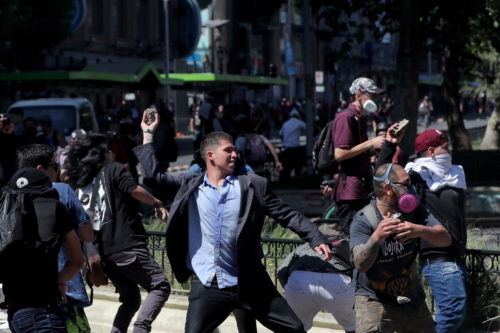«Λαός Ενωμένος, Ποτέ Νικημένος»: Συγκλονιστικές εικόνες στη Χιλή, με συμφωνική ορχήστρα να εμψυχώνει χιλιάδες διαδηλωτές [ΒΙΝΤΕΟ]