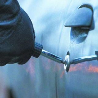 Θεσσαλονίκη: Χρησιμοποιώντας κλεμμένο ΙΧ σαν «πολιορκητικό κριό» τέσσερις νεαροί εισέβαλαν σε δύο επιχειρήσεις