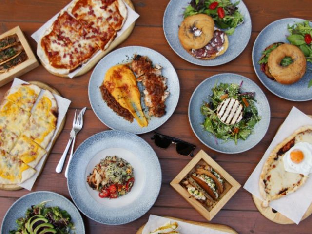 Οι άνθρωποι τείνουν να τρώνε περισσότερο όταν δειπνούν με φίλους ή με την οικογένειά τους