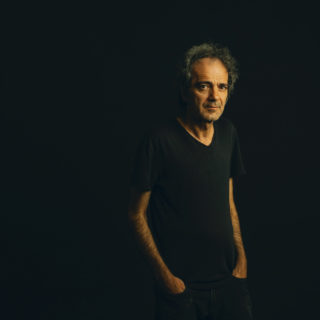 Ο Παντελής Ροδοστόγλου κάθε μέρα είναι σαν να βγάζει βόλτα δύο σκυλιά που μισιούνται