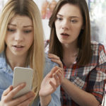 Η υπερβολική χρήση των ηλεκτρονικών συσκευών και των μέσων κοινωνικής δικτύωσης επηρεάζει την υγεία των εφήβων