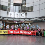 Ακτιβιστές της περιβαλλοντικής οργάνωσης Extinction Rebellion απέκλεισαν τα κεντρικά γραφεία του BBC