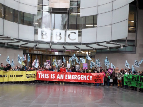 Ακτιβιστές της περιβαλλοντικής οργάνωσης Extinction Rebellion απέκλεισαν τα κεντρικά γραφεία του BBC