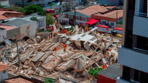 Πέντε πτώματα ανασύρθηκαν από τα ερείπια επταώροφης πολυκατοικίας η οποία κατέρρευσε την Τρίτη στη Βραζιλία