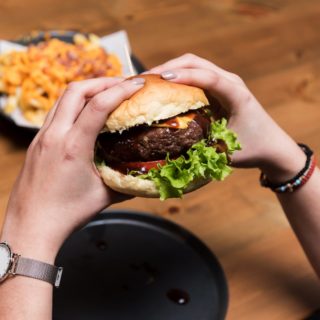 Juicy Lucy: Ο πεζόδρομος της Ζεύξιδος μπορεί να υπερηφανεύεται για τα burgers του!