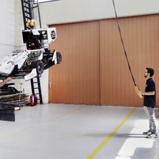 Σε ένα εργαστήριο του Πολυτεχνείου μια ομάδα φοιτητών κατασκευάζει την επόμενη ηλεκτροκίνητη Formula