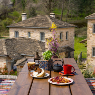 Όταν πας στο Πάπιγκο, πρέπει οπωσδήποτε να φας σπιτικό κέικ καρότο στο Κουκουνάρι