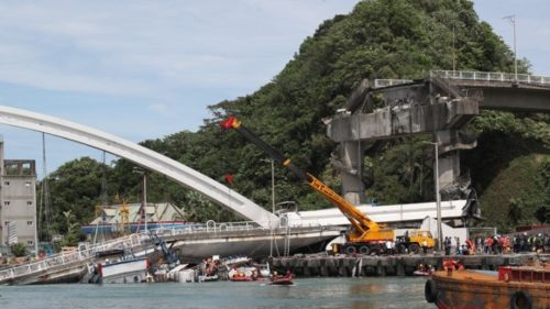 Ταϊβάν: Γέφυρα κατέρρευσε πάνω σε αλιευτικά