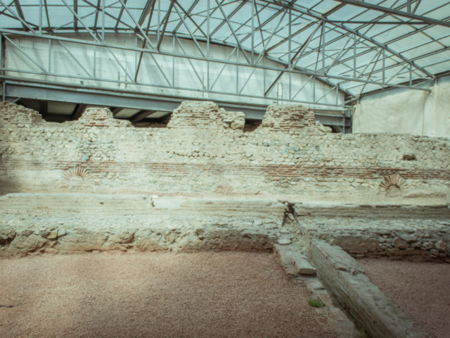 «Ο Καλός, ο Κακός και ο Άσχημος» στην υπόγεια Ρωμαϊκή Δεξαμενή μιας πολυκατοικίας