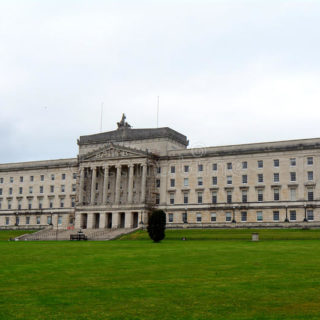 Βρετανία: Από τα μεσάνυxτα αλλάζει η νομοθεσία περί αμβλώσεων και γάμου μεταξύ ατόμων του ιδίου φύλου στη Βόρεια Ιρλανδία