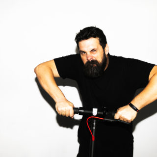 Ο Σπύρος Γραμμένος κυκλοφορεί με ηλεκτρικό πατίνι