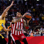 Συμβολική διακοπή στον αγώνα Άρη-Ολυμπιακού στο 19′ για τον Άλκη: Δάκρυσε ο Πρίντεζης