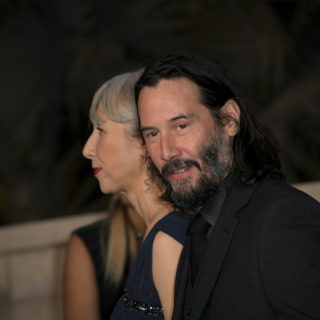 Είστε έτοιμοι να αποδομήσουμε ένα προς ένα όσα διαβάσαμε για τη νέα σχέση του Keanu Reeves;