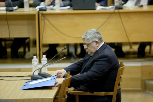 Δίκη Χρυσής Αυγής: Με στάση προσοχής τον υποδέχθηκαν οι οπαδοί του τον Μιχαλολιάκο στη δικαστική αίθουσα