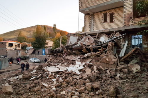 Τουλάχιστον έξι νεκροί, 300 τραυματίες από ισχυρό σεισμό στο Ιράν