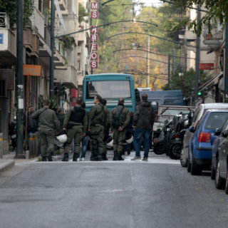 «Ο Μεγάλος Περίπατος» της Αστυνομίας πάνω σε ανθρώπινα κορμιά