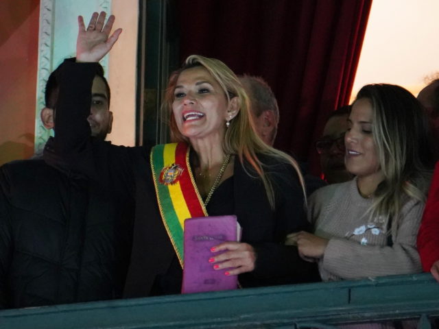 Βολιβία: Η γερουσιαστής Τζανίνες Άνιες αυτοανακηρύχθηκε μεταβατική πρόεδρος