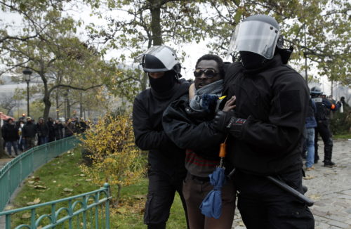 Γαλλία: Ξεκινά σήμερα η πρώτη δίκη αστυνομικού που κατηγορείται για άσκηση βίας σε βάρος των “κίτρινων γιλέκων” στο Παρίσι