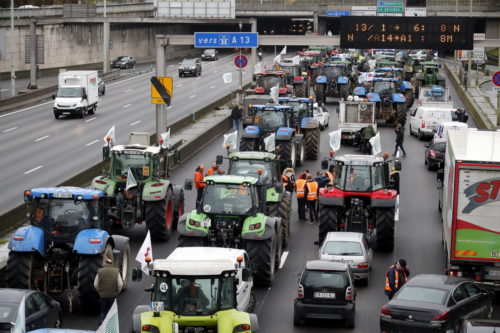 Εκατοντάδες τρακτέρ έφτασαν στο Παρίσι στο πλαίσιο διαμαρτυρίας των Γάλλων αγροτών