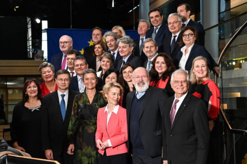 Το Ευρωπαϊκό Κοινοβούλιο ενέκρινε τον διορισμό της Ούρσουλα φον ντερ Λάιεν και της ομάδας της