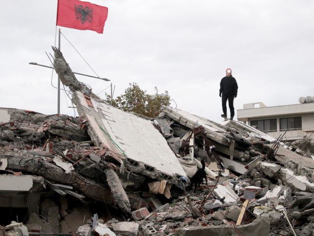 Η Αλβανία μετρά τις πληγές της- Η ελπίδα «θάφτηκε» στα συντρίμμια